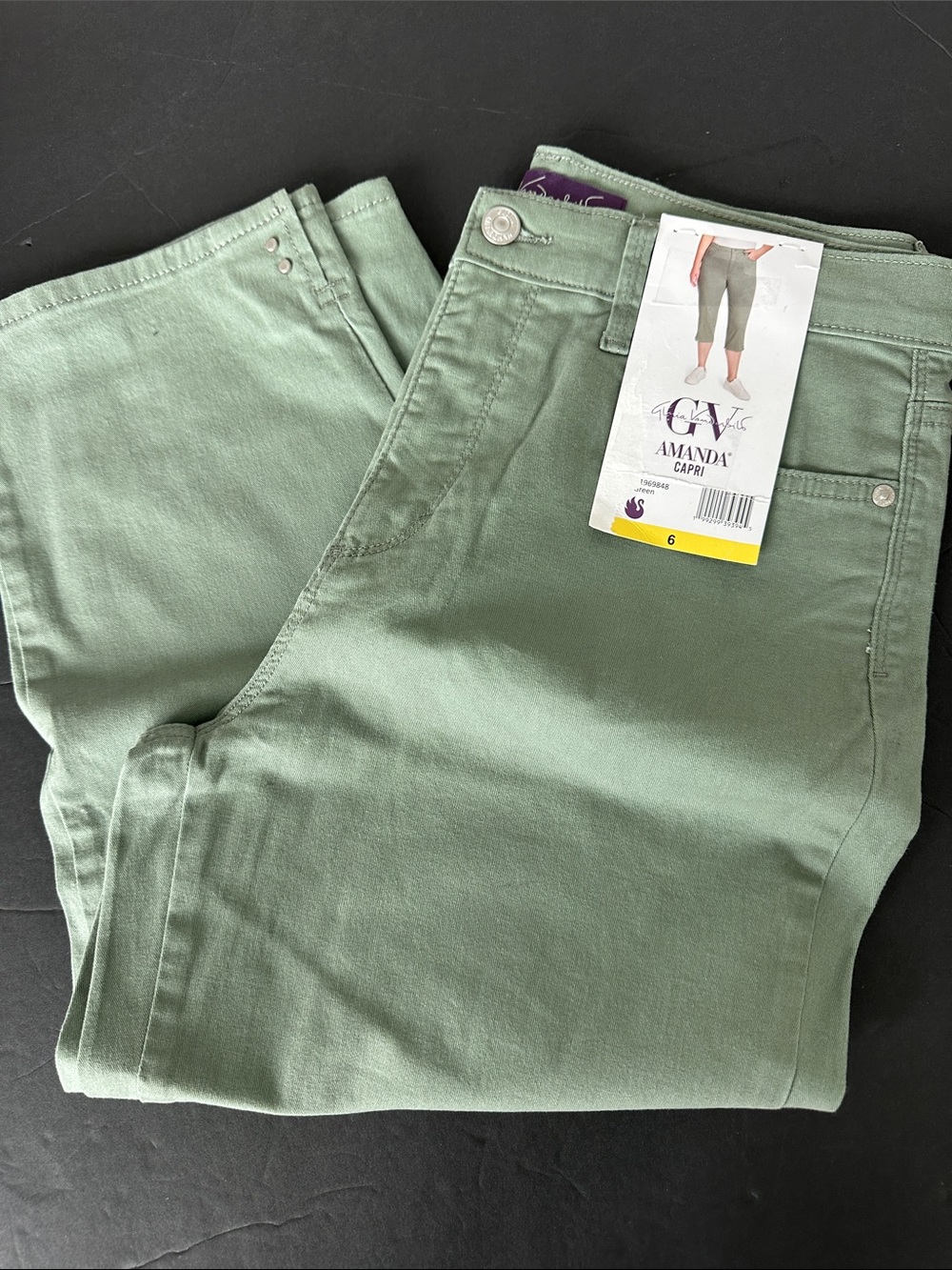Amanda Capri women’s Jeans in Sage Green